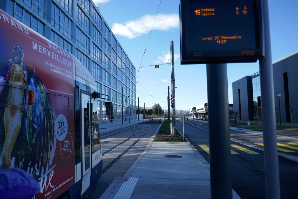 Tram 15 au terminus ZIPLO, à Plan-les-Ouates
